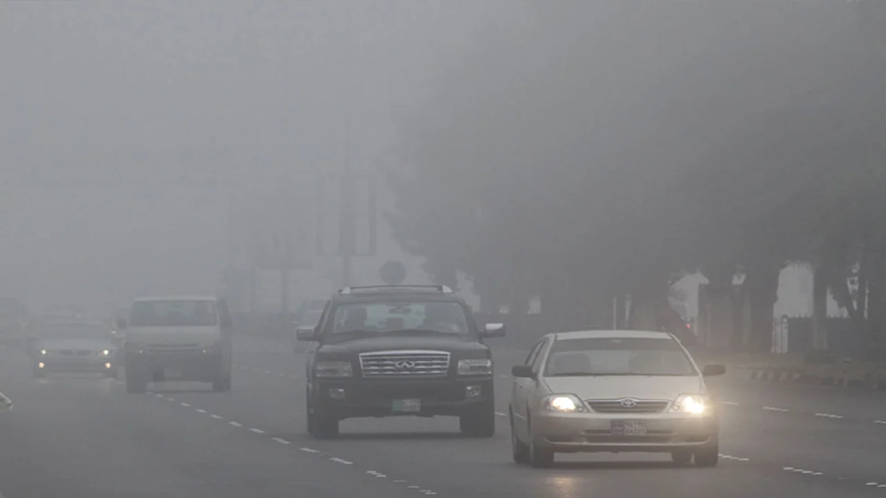 تحذير للسائقين.. إرشادات مرورية ضرورية لمواجهة الشبورة المائية على الطرق السريعة